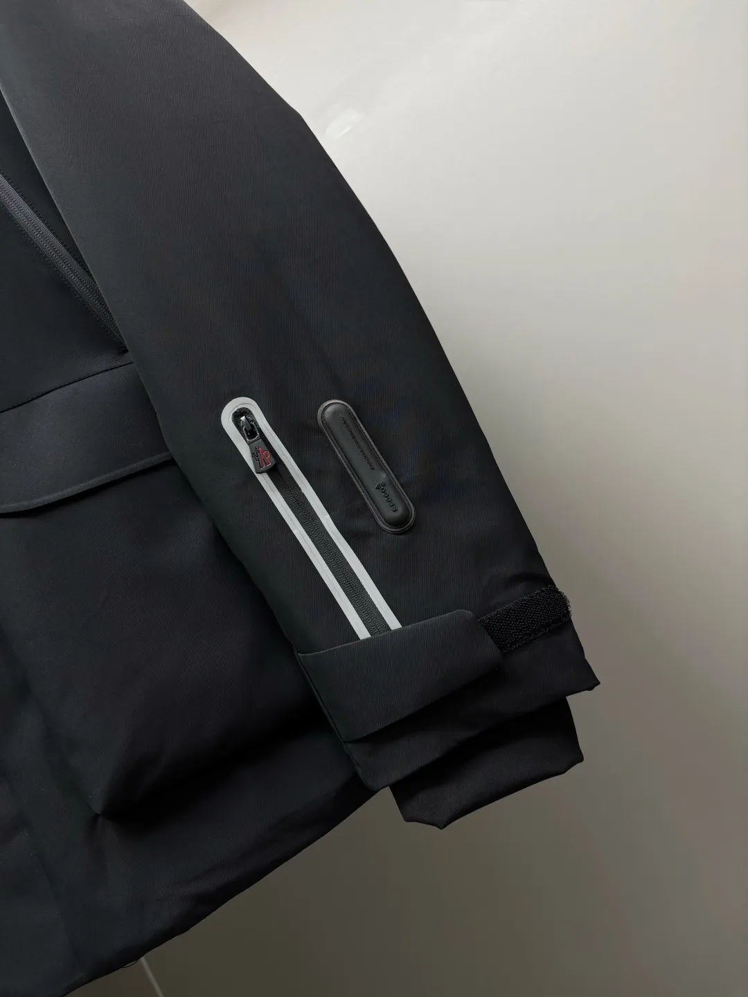 Moncler Premium ， Versatile ， ， ， Classic ， ， ， ！ 100% ， 90% ， ， ， 。 Classic MON Logo ！ YKK 。 ， ， micro chic ， Classic ， 。 Sizes：M-XXXL ：Black White